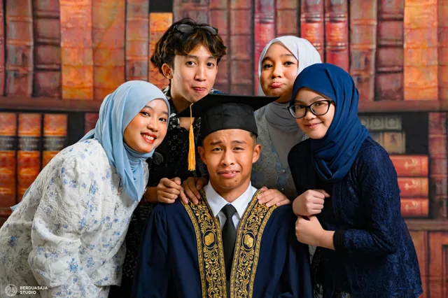 Graduation Portraits by BerduaSaja Studio