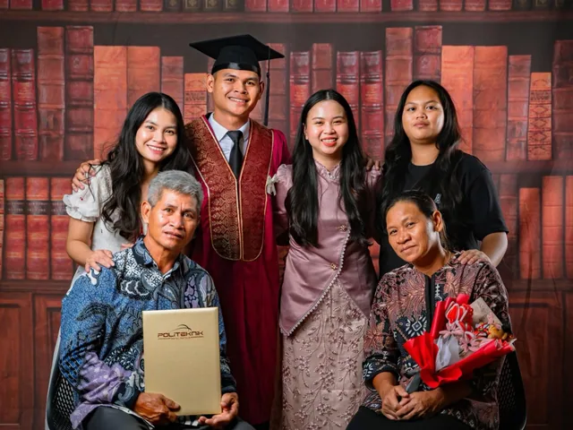 Graduate with parents and siblings in the library set