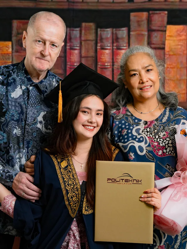 Graduation Portraits by BerduaSaja Studio