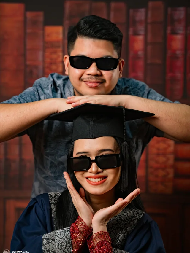 Graduation Portraits by BerduaSaja Studio